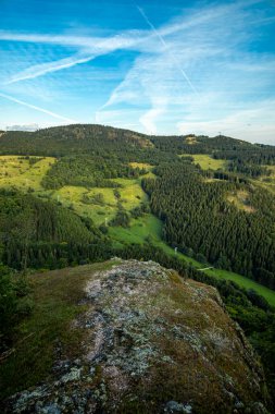 Almanya 'nın Thüringen Ormanı' ndaki Floh-Seligenthal yakınlarındaki Haderholzstein bakış açısına yaz sonu yürüyüşü