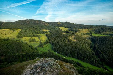 Almanya 'nın Thüringen Ormanı' ndaki Floh-Seligenthal yakınlarındaki Haderholzstein bakış açısına yaz sonu yürüyüşü