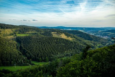 Almanya 'nın Thüringen Ormanı' ndaki Floh-Seligenthal yakınlarındaki Haderholzstein bakış açısına yaz sonu yürüyüşü