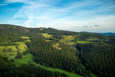 Almanya 'nın Thüringen Ormanı' ndaki Floh-Seligenthal yakınlarındaki Haderholzstein bakış açısına yaz sonu yürüyüşü