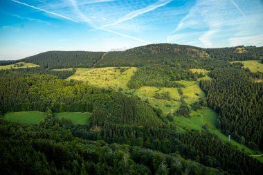 Almanya 'nın Thüringen Ormanı' ndaki Floh-Seligenthal yakınlarındaki Haderholzstein bakış açısına yaz sonu yürüyüşü