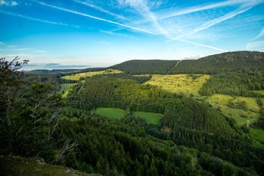 Almanya 'nın Thüringen Ormanı' ndaki Floh-Seligenthal yakınlarındaki Haderholzstein bakış açısına yaz sonu yürüyüşü