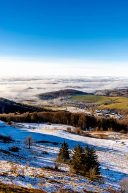 Güneşli bir günde, güzel Rhn-Hesse 'de Wasserkuppe civarında kısa bir kış yürüyüşü.
