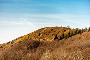 Güneşli bir günde, güzel Rhn-Hesse 'de Wasserkuppe civarında kısa bir kış yürüyüşü.