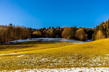 Güneşli bir günde, güzel Rhn-Hesse 'de Wasserkuppe civarında kısa bir kış yürüyüşü.