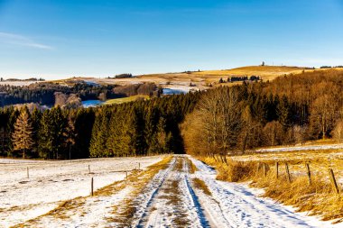 Güneşli bir günde, güzel Rhn-Hesse 'de Wasserkuppe civarında kısa bir kış yürüyüşü.
