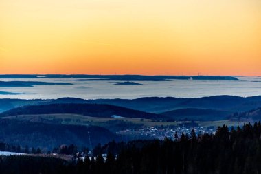 Zella-Mehlis yakınlarındaki Ruppberg Zirvesi 'ne kış yürüyüşü.