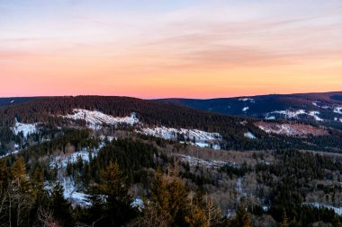 Zella-Mehlis yakınlarındaki Ruppberg Zirvesi 'ne kış yürüyüşü.