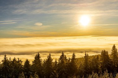 Rennsteig 'in en yüksek zirvesine romantik kış yürüyüşü - Schmiedefeld yakınlarındaki Schneekopf - Thüringen - Almanya
