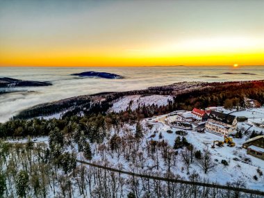 Thüringen Ormanı 'ndaki Brotterode yakınlarındaki Groer Inselsberg' de görülmeye değer akşamlar