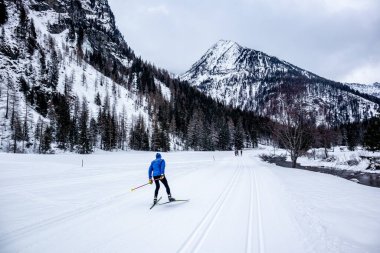 Taufers 'daki Rein Kros Kayak Merkezi' nde kayak turu güzel Reintal Vadisi - Güney Tyrol - İtalya