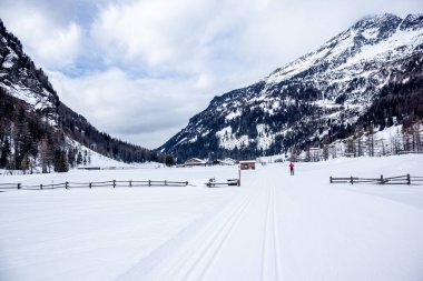 Taufers 'daki Rein Kros Kayak Merkezi' nde kayak turu güzel Reintal Vadisi - Güney Tyrol - İtalya