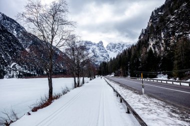 Dobbiaco 'dan Drrensee Gölü' ne kadar Three Peaks Nature Park 'ta kayak turu.
