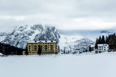 Karla kaplı Lago di Misurina 'nın etrafındaki Three Peaks Doğa Parkı - Güney Tyrol - İtalya