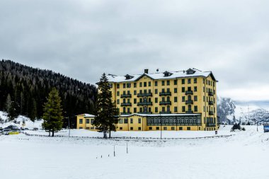 Karla kaplı Lago di Misurina 'nın etrafındaki Three Peaks Doğa Parkı - Güney Tyrol - İtalya