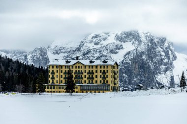 Karla kaplı Lago di Misurina 'nın etrafındaki Three Peaks Doğa Parkı - Güney Tyrol - İtalya