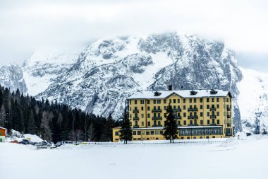 Karla kaplı Lago di Misurina 'nın etrafındaki Three Peaks Doğa Parkı - Güney Tyrol - İtalya