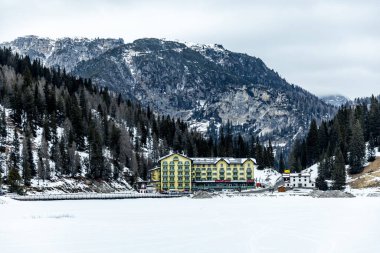 Karla kaplı Lago di Misurina 'nın etrafındaki Three Peaks Doğa Parkı - Güney Tyrol - İtalya