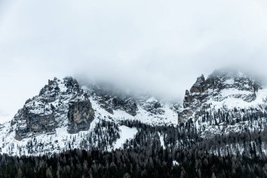 Karla kaplı Lago di Misurina 'nın etrafındaki Three Peaks Doğa Parkı - Güney Tyrol - İtalya