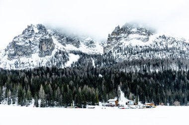 Karla kaplı Lago di Misurina 'nın etrafındaki Three Peaks Doğa Parkı - Güney Tyrol - İtalya