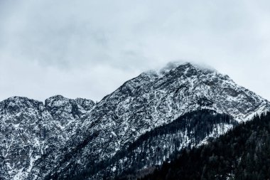 Karla kaplı Lago di Misurina 'nın etrafındaki Three Peaks Doğa Parkı - Güney Tyrol - İtalya