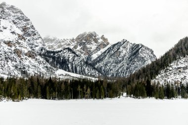 Braies Dolomitleri 'ndeki karla kaplı Braies Gölü' ne kısa bir yürüyüş - Güney Tyrol - İtalya