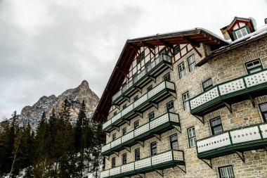 Braies Dolomitleri 'ndeki karla kaplı Braies Gölü' ne kısa bir yürüyüş - Güney Tyrol - İtalya