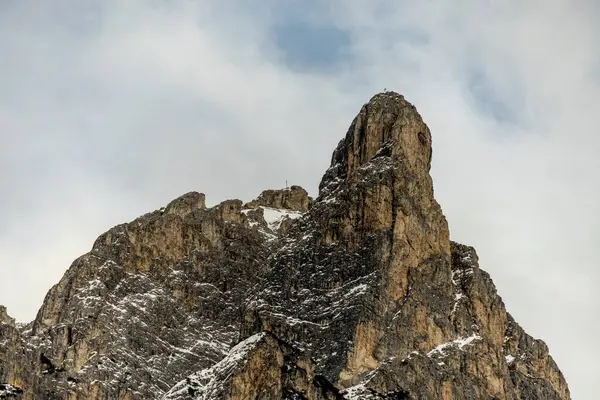 Braies Dolomitleri 'ndeki karla kaplı Braies Gölü' ne kısa bir yürüyüş - Güney Tyrol - İtalya