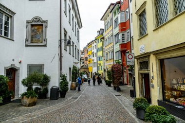 İtalya 'nın kuzeyindeki Bolzano şehrinde kısa bir yürüyüş - Güney Tyrol - İtalya