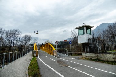 İtalya 'nın kuzeyindeki Bolzano şehrinde kısa bir yürüyüş - Güney Tyrol - İtalya