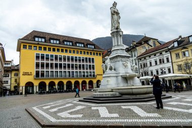 İtalya 'nın kuzeyindeki Bolzano şehrinde kısa bir yürüyüş - Güney Tyrol - İtalya