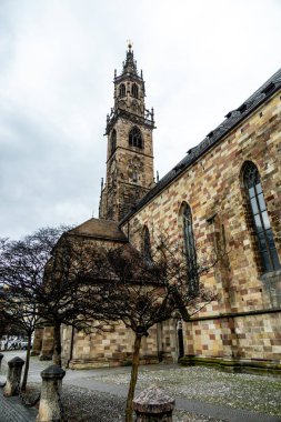 İtalya 'nın kuzeyindeki Bolzano şehrinde kısa bir yürüyüş - Güney Tyrol - İtalya