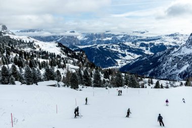 Wolkenstein ve Corvar arasındaki Grdner Joch dağ geçidine - Güney Tyrol - İtalya