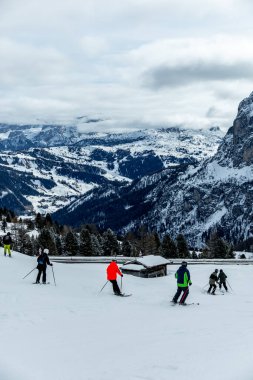 Wolkenstein ve Corvar arasındaki Grdner Joch dağ geçidine - Güney Tyrol - İtalya