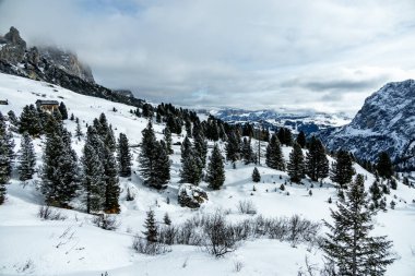 Wolkenstein ve Corvar arasındaki Grdner Joch dağ geçidine - Güney Tyrol - İtalya