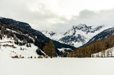 Rein in in Taufers 'da kısa bir kış yürüyüşü güzel Reintal Vadisi' nde kayak merkezi - Güney Tyrol - İtalya