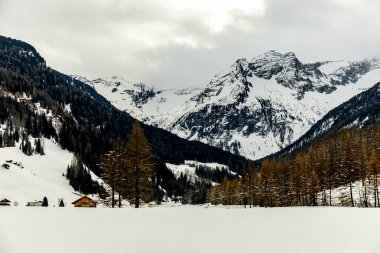 Rein in in Taufers 'da kısa bir kış yürüyüşü güzel Reintal Vadisi' nde kayak merkezi - Güney Tyrol - İtalya