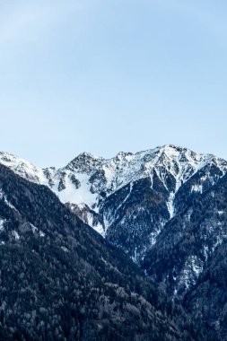 Taufers-Güney Tyrol-İtalya 'daki Kum Bölgesi' nde yeni güzel gün ışığına bir sabah başlıyor.