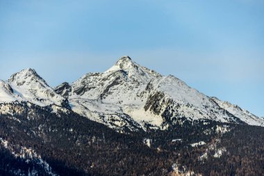 Taufers-Güney Tyrol-İtalya 'daki Kum Bölgesi' nde yeni güzel gün ışığına bir sabah başlıyor.