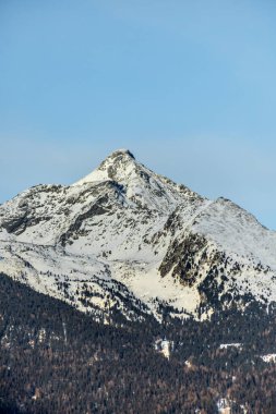Taufers-Güney Tyrol-İtalya 'daki Kum Bölgesi' nde yeni güzel gün ışığına bir sabah başlıyor.