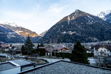 Taufers-Güney Tyrol-İtalya 'daki Kum Bölgesi' nde yeni güzel gün ışığına bir sabah başlıyor.