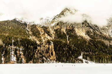 Staller Sattel 'i, güzel Antholz Vadisi' ndeki Antholz yakınlarındaki Avusturya sınırına kadar yürüyün.
