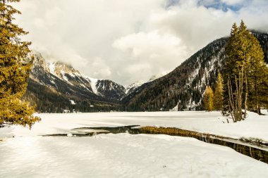 Staller Sattel 'i, güzel Antholz Vadisi' ndeki Antholz yakınlarındaki Avusturya sınırına kadar yürüyün.