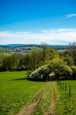 Hmpfershausen yakınlarındaki Thuringian Rhn 'da bahar yürüyüşü - Almanya 