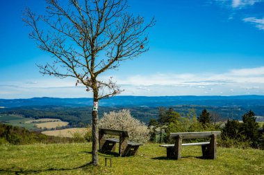 Hmpfershausen yakınlarındaki Thuringian Rhn 'da bahar yürüyüşü - Almanya 