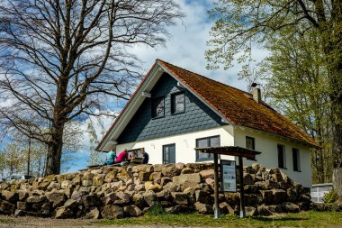 Hmpfershausen yakınlarındaki Thuringian Rhn 'da bahar yürüyüşü - Almanya 