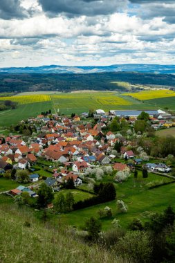 Hmpfershausen yakınlarındaki Thuringian Rhn 'da bahar yürüyüşü - Almanya 