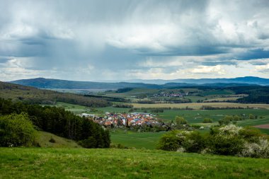 Hmpfershausen yakınlarındaki Thuringian Rhn 'da bahar yürüyüşü - Almanya 