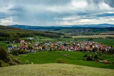 Hmpfershausen yakınlarındaki Thuringian Rhn 'da bahar yürüyüşü - Almanya 