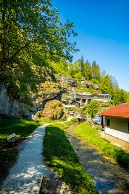 Güzel Franconian İsviçre 'de yaz yürüyüşünün başlarında Pottenstein' den Gssweinstein 'e - Yukarı Franconia - Bavyera - Almanya 